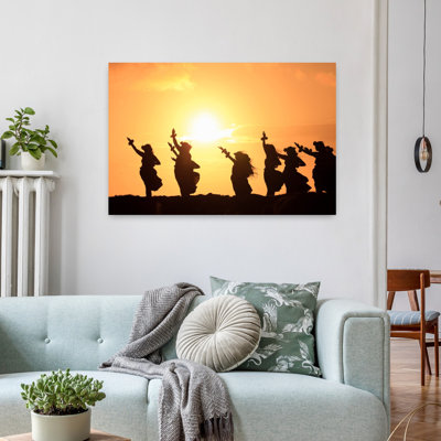 Silhouette de danseurs de Hula au lever du soleil, Molokai, Hawaï, États-Unis