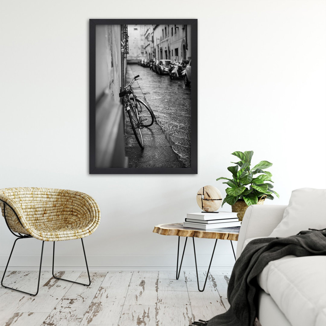 Gerahmtes Poster Street And Bike In The Rain