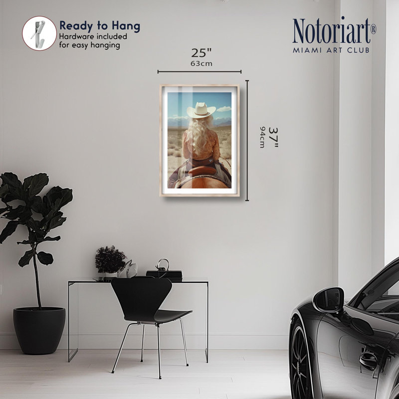 «Rodeo Queen II Shadowbox» par Notoriart, H 37 po x l 25 po, Crème, crème
