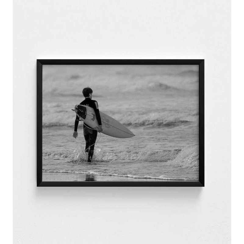«Surfer in the Waves» - reproduction de photographie côtière en noir et blanc, H 30 po x l 40 po, Noir
