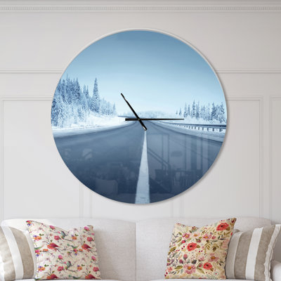 Route dans la forêt d'hiver - horloge murale moderne