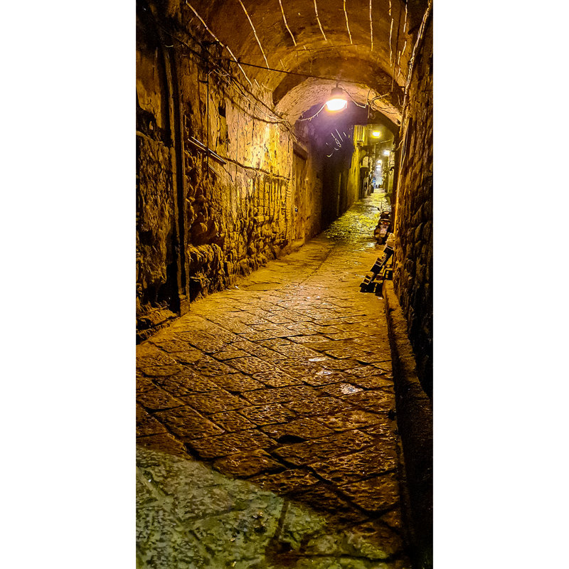 56 "rue étroite et ombragée à Naples, allée historique de la ville en carton de Naples