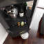 Armoire de bar d'angle en bois avec 2 tablettes de rangement ouvertes et 2 tiroirs, armoire avec miroir à l'arrière, pieds / pieds hauts pour un nettoyage facile, armoire buffet NOIR