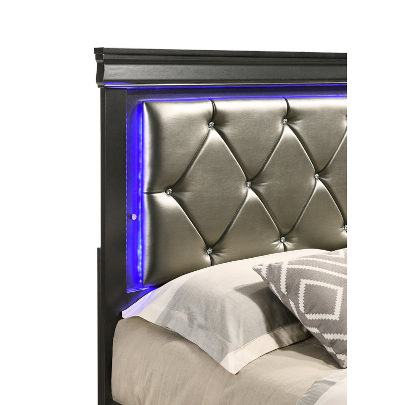Élégant lit simple en bois gris et tête de lit confortable pour une chambre à coucher sereine