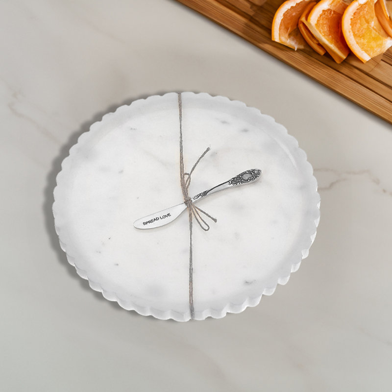 Assiette et épandeur en marbre blanc festonné