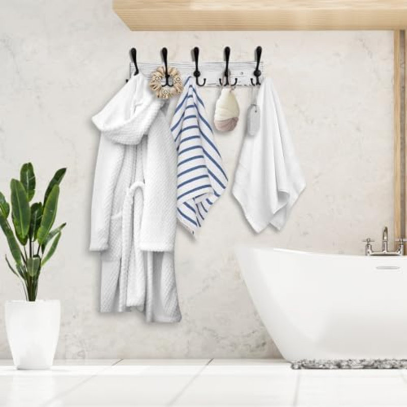 Lot de 2 porte-manteaux muraux en bois de pin véritable, 43 cm (16,9 po), blanc vieilli, avec 5 crochets triples noirs pour suspendre les manteaux, les chapeaux et les vestes.