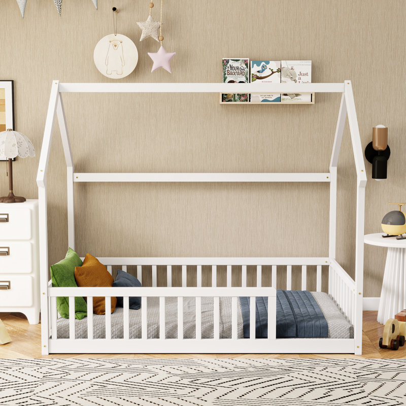 Lits de maison, structure en bois de pin simple, chambre d'enfant de ferme