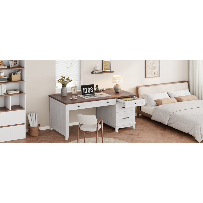 Bureau de direction de style ferme avec prises électriques et ports USB – Bureau d'ordinateur en bois de 136 cm – Tiroir à dossiers, rangement, bureau pour la maison – Brun et blanc