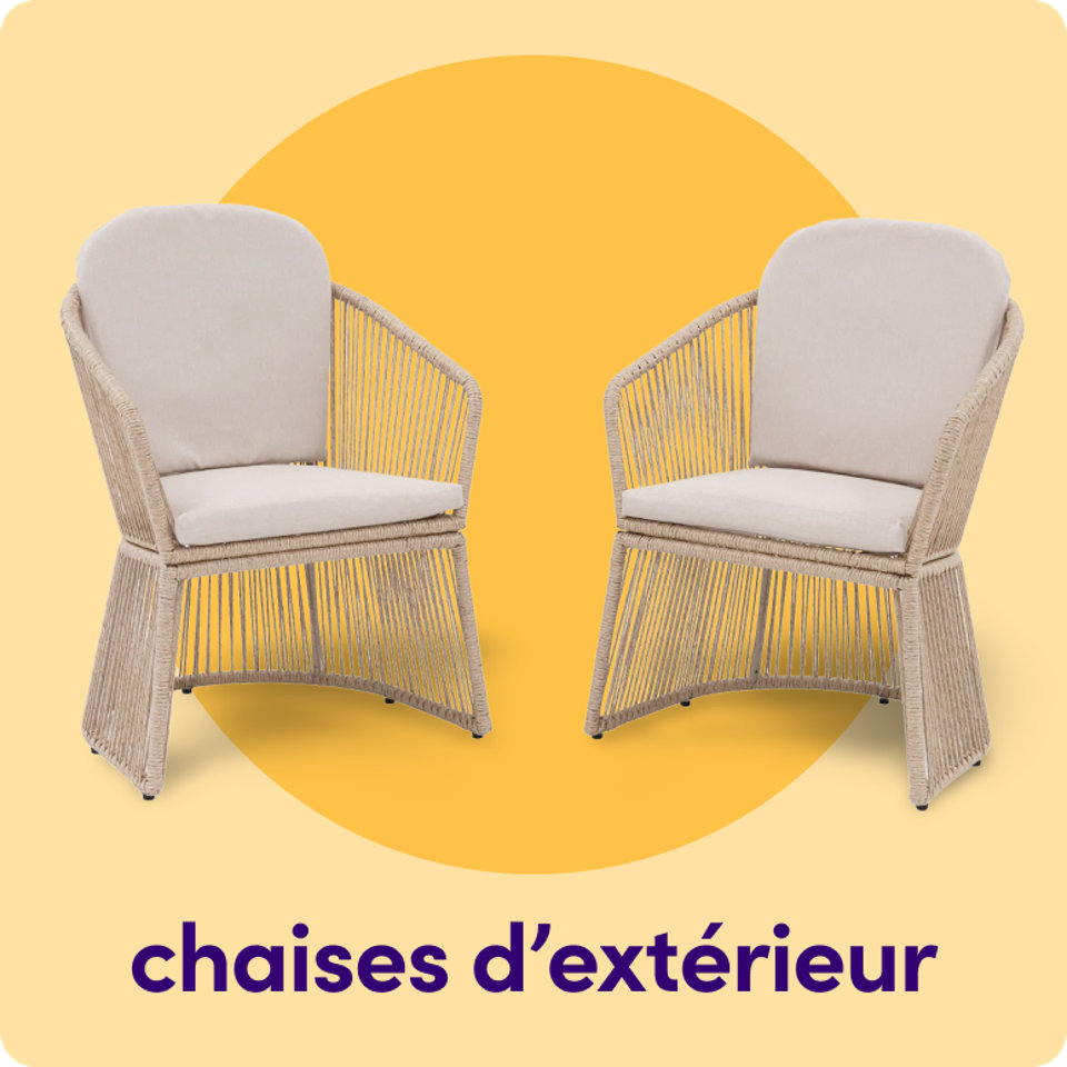 Une paire de chaises de salle à manger extérieures tissées beiges avec des coussins d'assise et de dossier blancs sur un fond circulaire jaune.