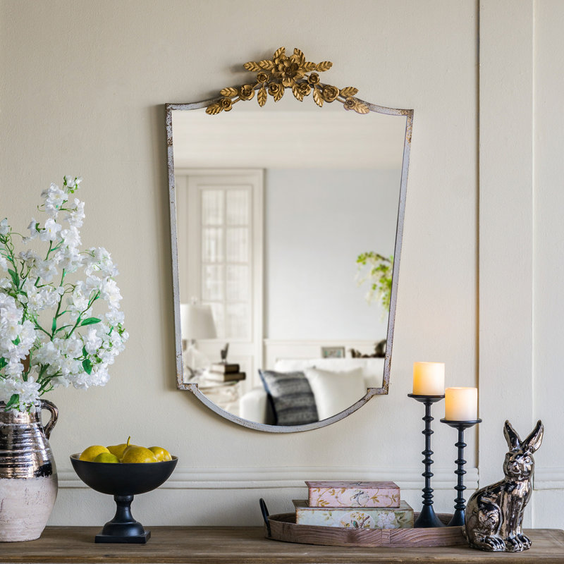 Miroir mural décoratif arqué avec cadre patiné et couronne florale