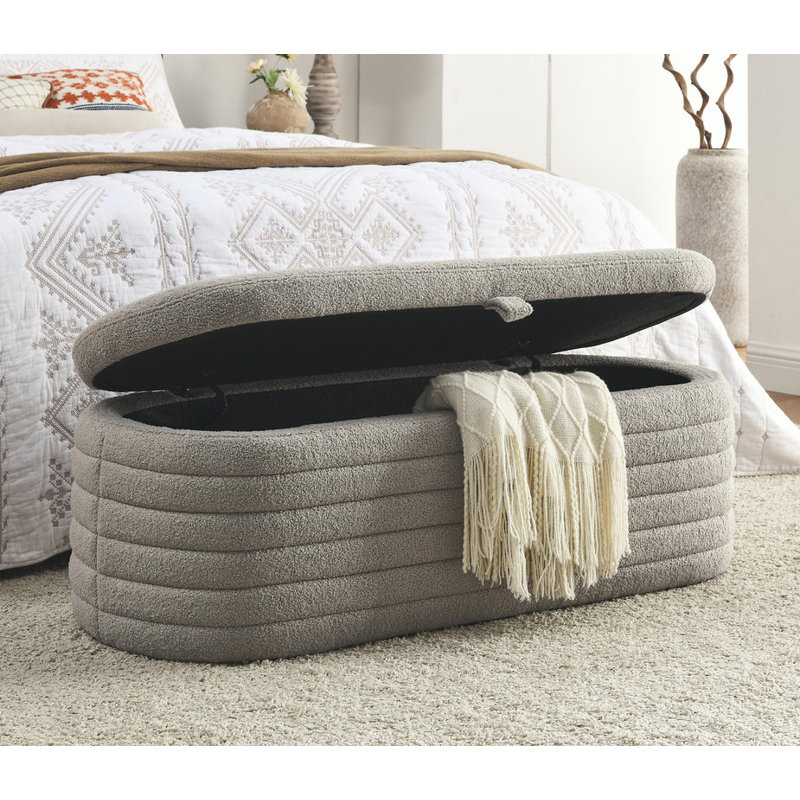 Idéal pour une utilisation dans la chambre à coucher, le salon ou le vestibule, il est offert dans une charmante finition en tissu gris.
