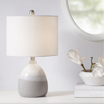 Lampe de table Driggs en céramique texturée, facile à intégrer dans votre espace existant et pour mettre en valeur n'importe quel salon