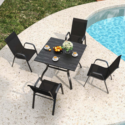 Ensemble de salle à manger 5 pièces pour patio, table à grain de bois rétro avec trou pour parasol, 4 chaises empilables en textilène, mobilier de jardin imperméable d'une capacité de 350 lb