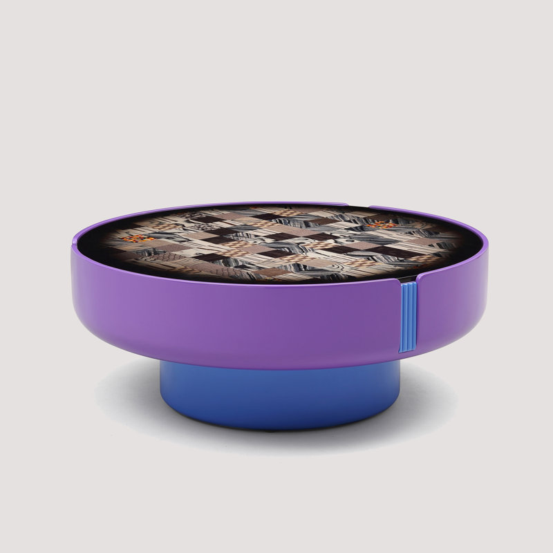 Table basse moderne avec plateau géométrique