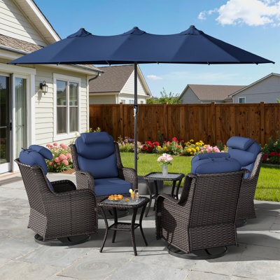 Ensemble de chaises pivotantes en polyéthylène pour 4 personnes Adcox avec parasol de patio double, appui-tête, tables d'appoint et coussins bleus Adcox