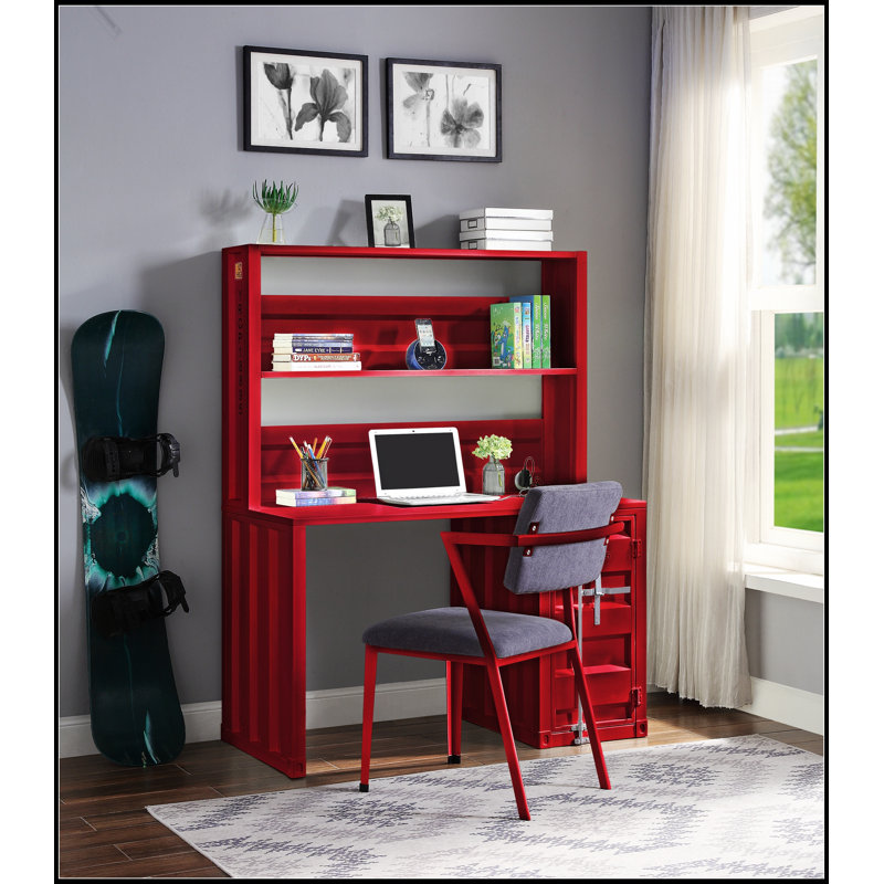 Bureau d'écriture industriel avec huche, finition rouge cargaison, structure en métal et beaucoup de rangement pour les espaces de travail modernes.