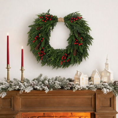 Couronne de Noël artificielle de 20 po, couronne de Noël pré-décorée avec pommes de pin et baies rouges, couronne de porte d'entrée en faux cyprès pour la décoration intérieure et extérieure de Noël