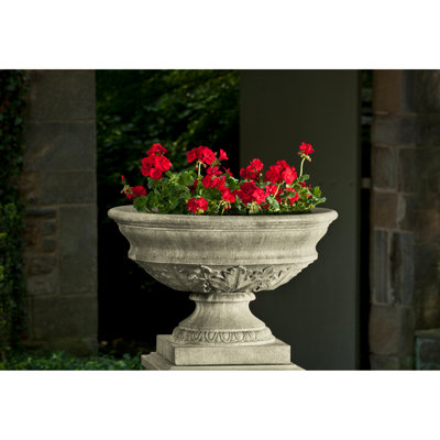 Urne de jardin en pierre coulée / piédestal Coachhouse vendue séparément