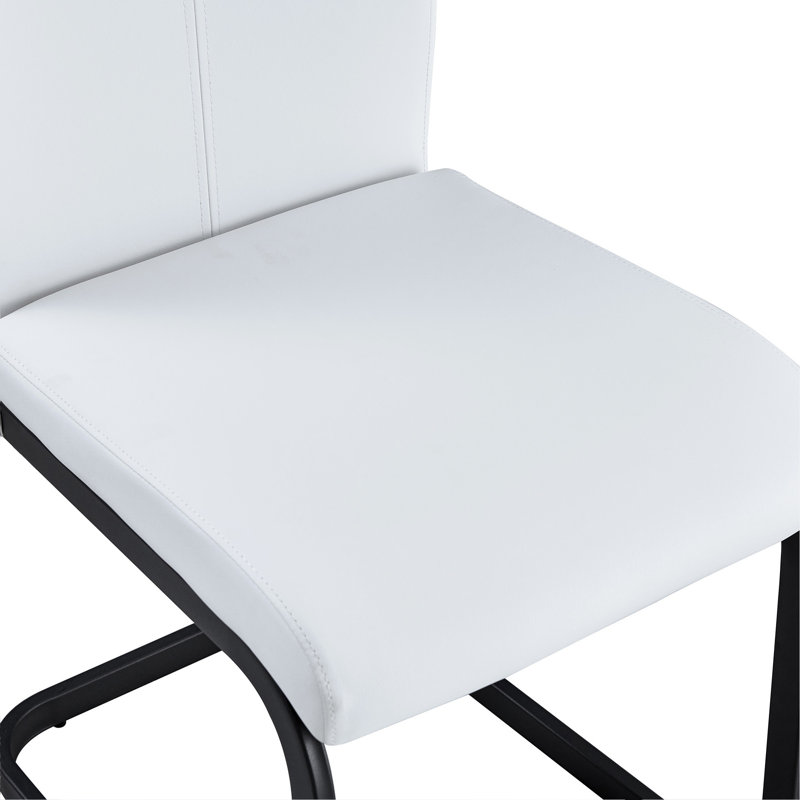 Une table de salle à manger de 71 x 35,4 pouces avec un plateau habilement assemblé par quatre panneaux de fibres à densité moyenne texturés. Le bureau possède une plateforme de rangement de 43,3 x 19,7 po. Très approprié pour les réunions de famille, etc.