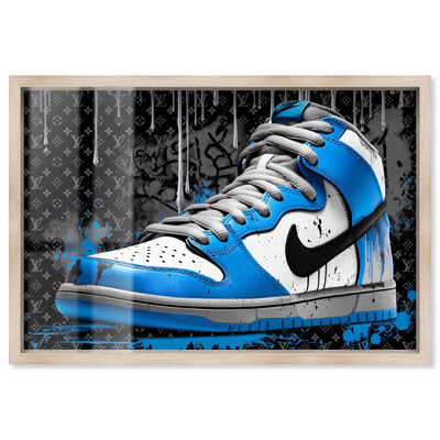 «Silver Drips Stylish Sneakers Shadowbox Print Sneaker» par Art Remedy, cadre blond, 37 x 25