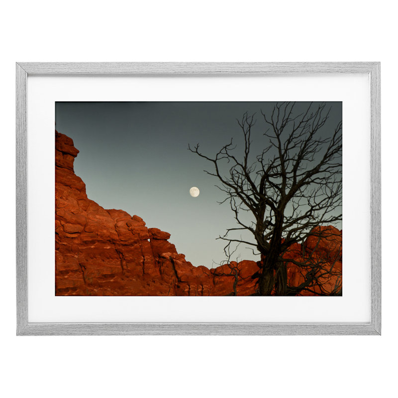 «Full Moon Canyon», reproduction d'art sous verre encadrée par Sally Linden, H 17 po x l 23 po, Cadre de ferme gris