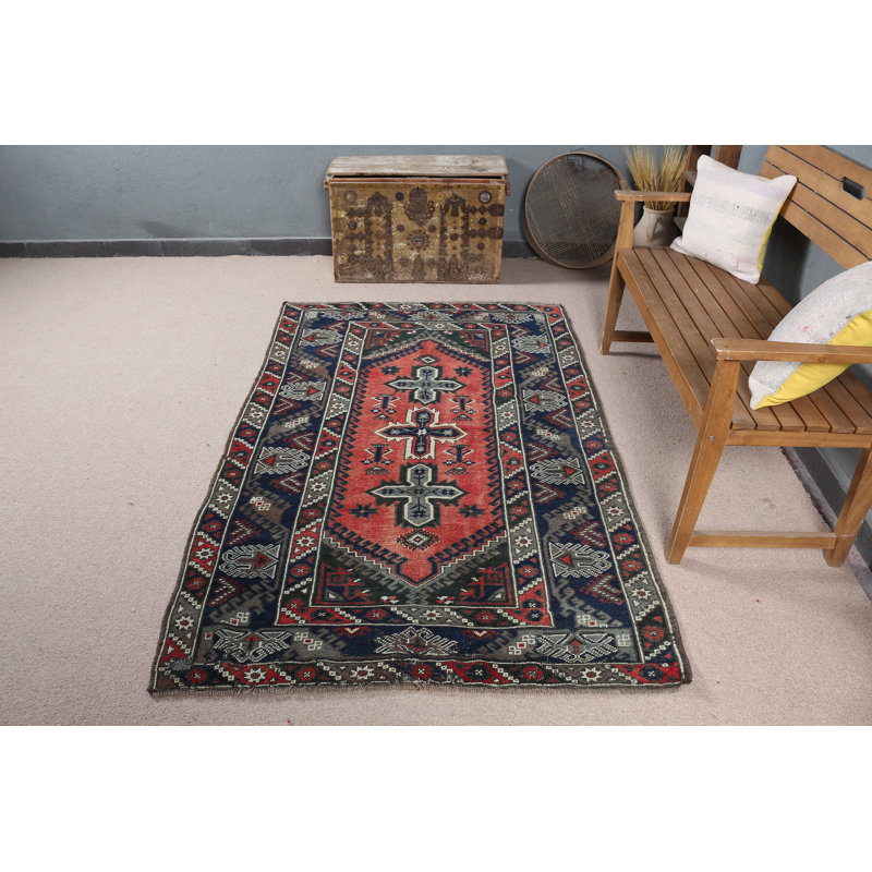 Tapis turc tissé à la main au motif géométrique rouge et noir qui ajoute de l'éclat au salon