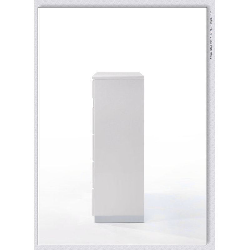 Commode à finition brillante blanche Naima II avec tiroirs spacieux et rangement intégré pour les chambres à coucher modernes