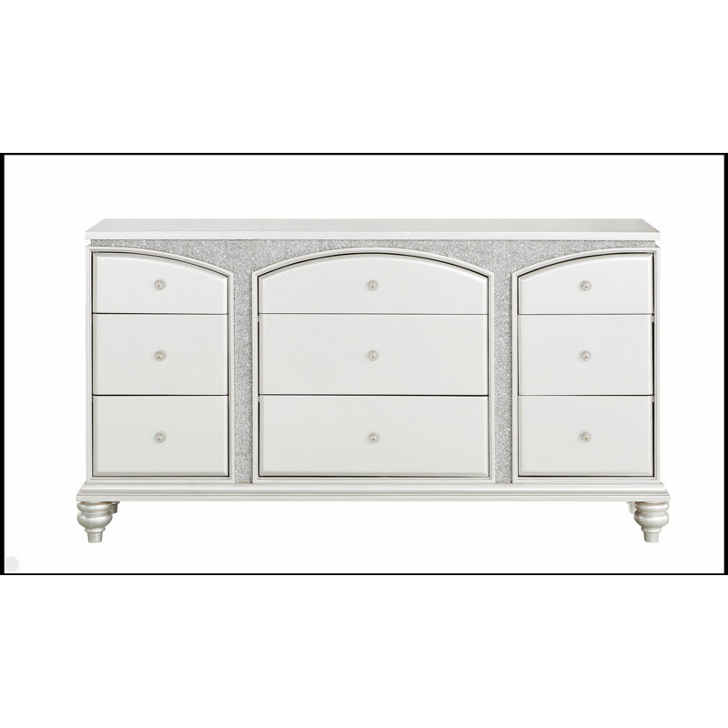 Commode Maverick à finition platine avec neuf tiroirs spacieux et élégants boutons en cristal pour les chambres sophistiquées