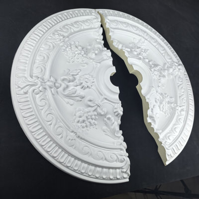 Lustre demi-lune blanc à volutes en médaillon 26 po