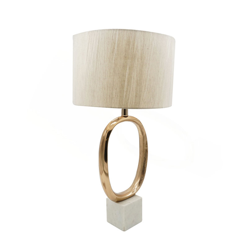 Lampe de table ovale en métal ajouré, abat-jour en lin, diamètre 14 x 28,5 pouces.
