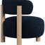 Fauteuil d'appoint bleu contemporain avec dossier texturé, patins en plastique et profil bas. Coussin en mousse bouclée et patins de sol pour la décoration intérieure.