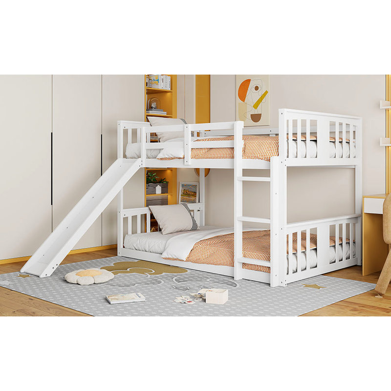 Lit simple blanc au-dessus d'un lit superposé avec glissade excitante et stable - attrait de la chambre à coucher pour une utilisation à long terme