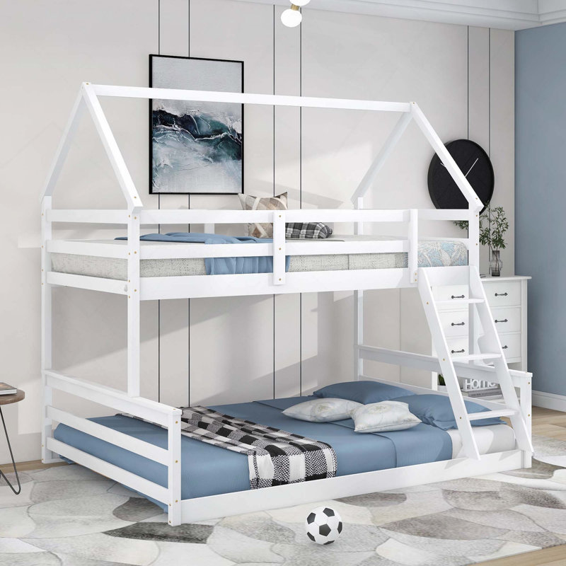 Lit superposé simple au-dessus d'une maison double avec échelle intégrée pour une solution de sommeil peu encombrante dans la chambre d'enfant ou la chambre d'amis
