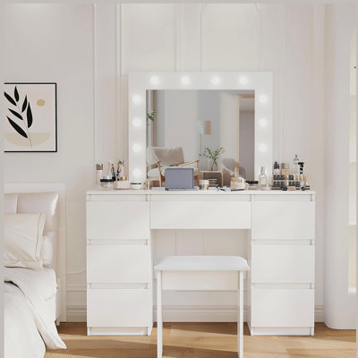 Grandes tables de coiffeuse blanches avec miroir et lumière