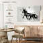 Cheval noir qui court en noir et blanc-1397524568