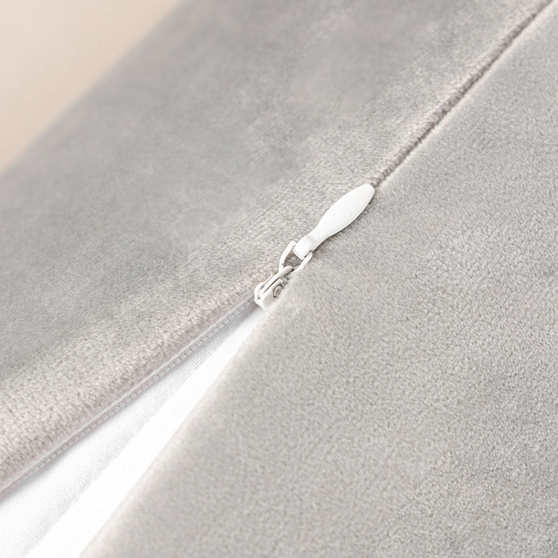 Coussin décoratif en plumes, H 18 po x l 18 po, Gris clair, Pillow Cover & Insert