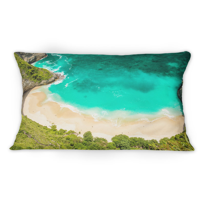 Vue aérienne de la plage tropicale turquoise I - Coussin décoratif imprimé nautique et côtier 1