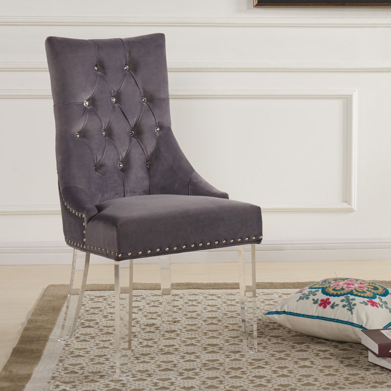 Chaise de salle à manger moderne et contemporaine capitonnée en velours gris avec pieds en acrylique