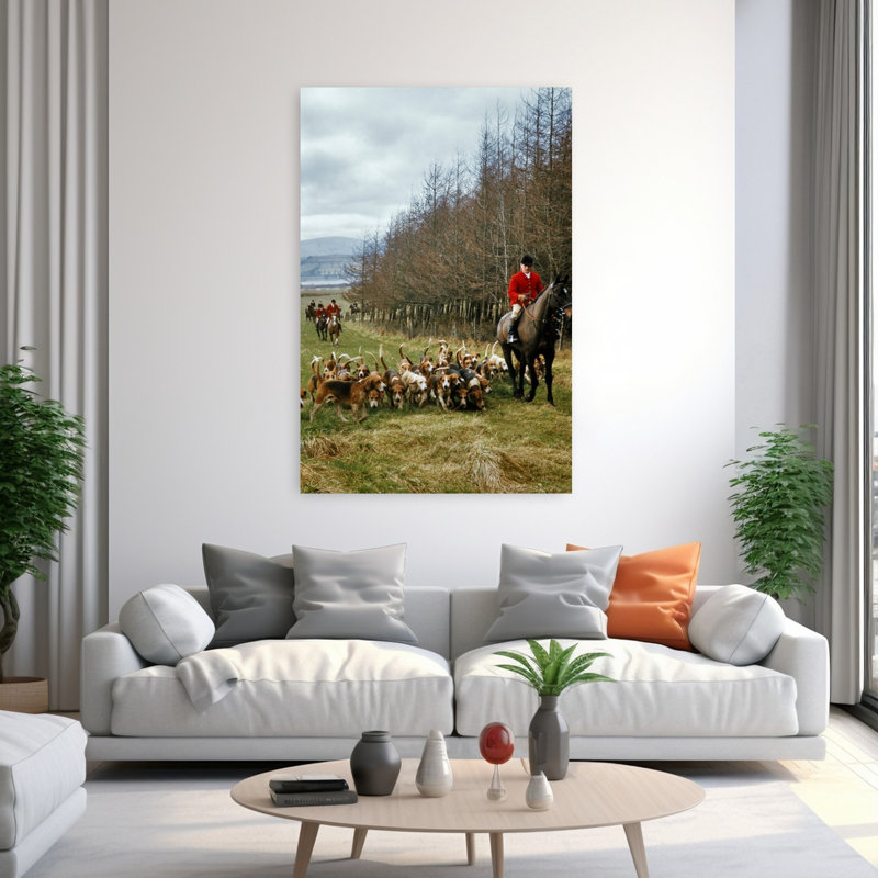 1970s, maître des renards en blouson rouge à cheval conduit la meute de chiens dans un paysage d'automne, H 60 po x l 40 po