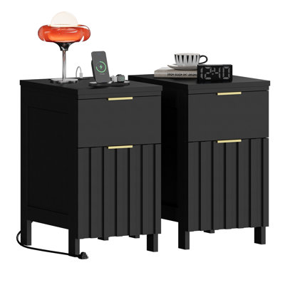 Ensemble de table de chevet avant cannelée moderne de 11,8 po de largeur, 2 prises intégrées et ports USB pour la chambre à coucher