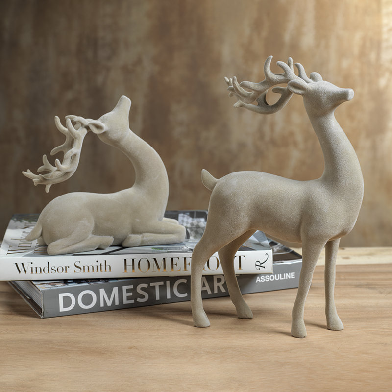 Figurine de cerf debout floqué