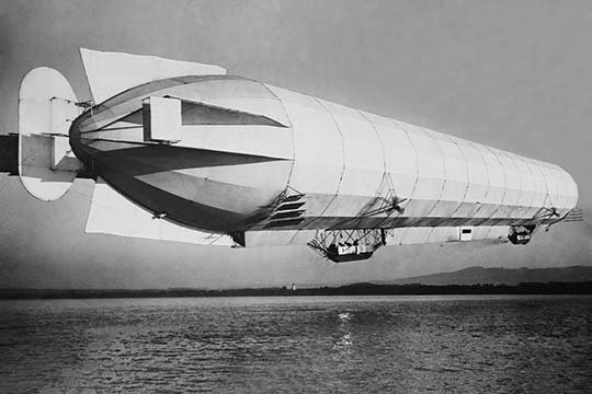 «Zeppelin in Flight», photographie, H 28 po x l 42 po