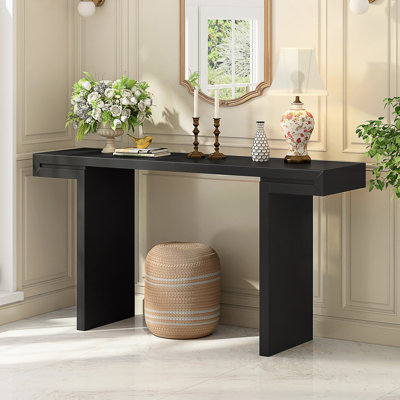 Console de 60 pouces avec lignes géométriques épurées, pieds réglables et finition peinte lisse pour des espaces modernes et polyvalents.