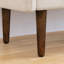 Banc en velours beige avec rangement supplémentaire pour l'organisation du salon