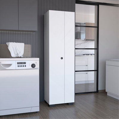 Armoire à balai Attica à double porte avec tablettes intérieures et crochets latéraux, blanc