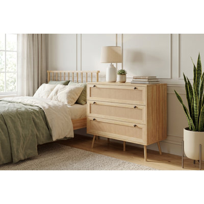 Commode à 3 tiroirs de style Mid-Century avec façades en rotin, commode d'aspect bois au fini chêne naturel pour le rangement de la chambre à coucher ou du salon