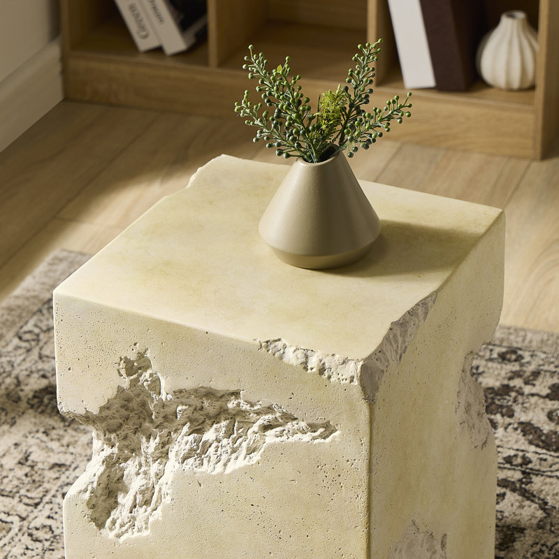 Table de bout moderne sculpturale avec texture érodée pour patio intérieur et extérieur