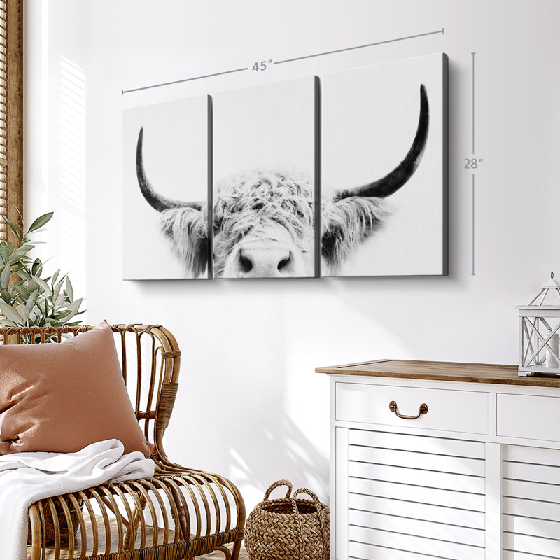 «Peeking Cow» en noir et blanc sur toile, 3 pièces, H 28 po x l 45 po x P 1,25 po