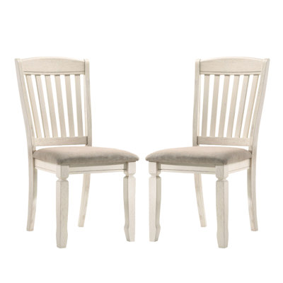 De 2 chaises de salle à manger en tissu brun clair avec un fini crème et un dossier à lattes, une hauteur de siège de 18 pouces, une profondeur de 20 pouces, un dossier en mousse à densité D16, des sièges rembourrés de mousse