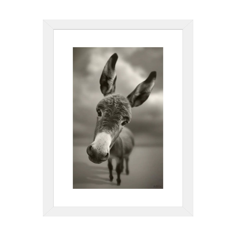 «Hey There» par Ben Heine - reproduction de photo, H 24 po x l 16 po x P 1 po, Papier encadré blanc, Blanc